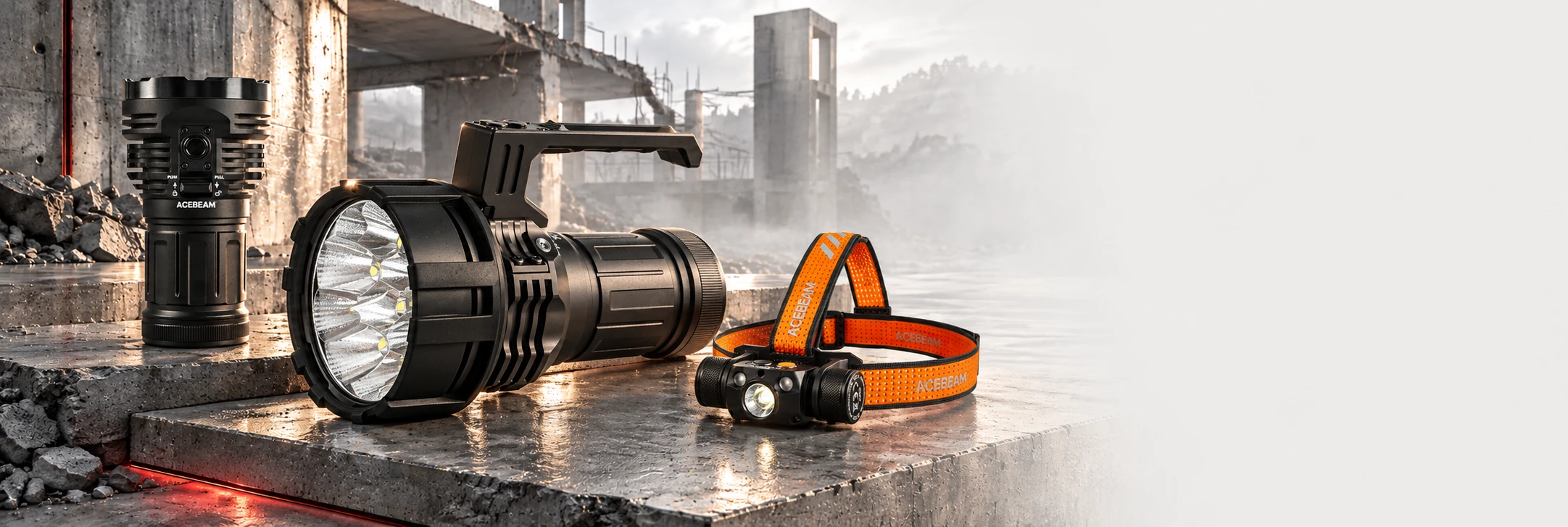 המחשת ציוד פנס יד מקצועי ACEBEAM X75, פנס יד מקצועי ACEBEAM X50 2.0, פנס ראש ACEBEAM H30 על רקע בטון