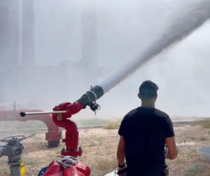 תותח כיבוי אש בפעולה כיבוי שריפת דלק
