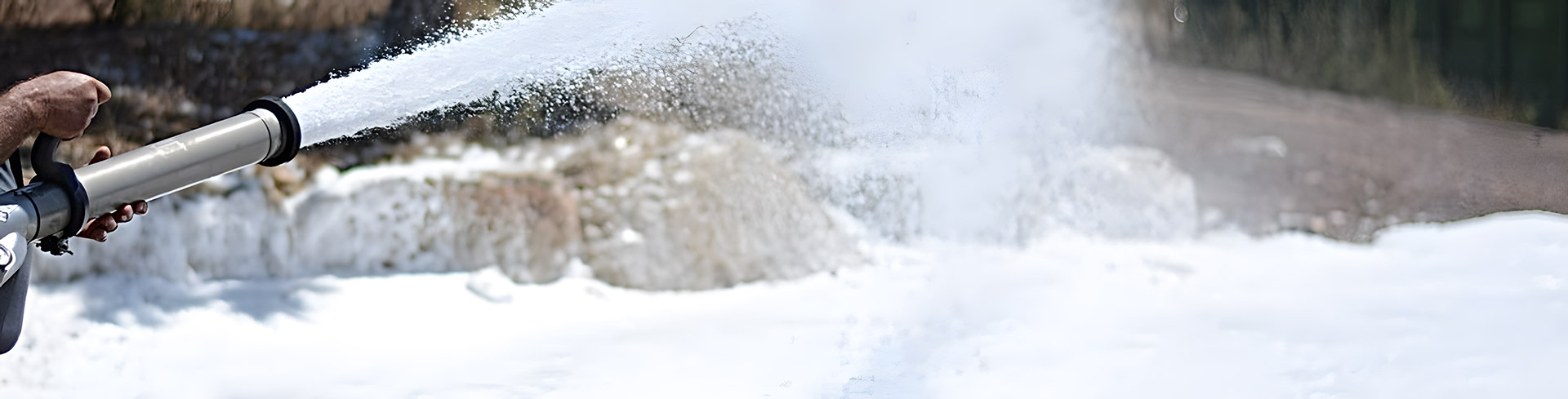 מזנק כיבוי מתיז קצף בשטח